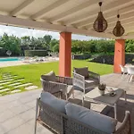 Villa Kimia 8, Emma