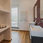 Kimia 8, Emma Villa *