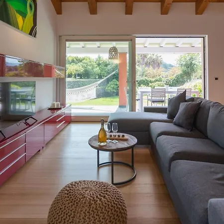 Kimia 8, Emma Villa Acireale